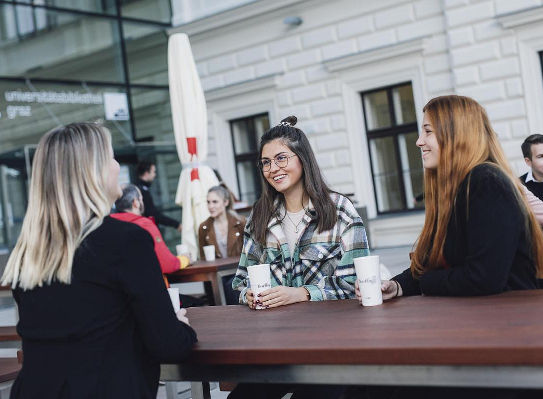 Studierende mit Kaffee (Uni Graz) ©Uni Graz/Kanizaj