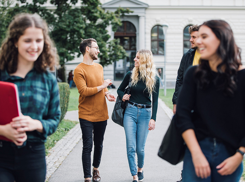 Eine Gruppe Studierende am Campus ©Uni Graz / Kanizaj 