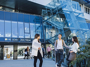 Studierende vor dem ReSoWi-Zentrum ©Uni Graz/Kanizaj