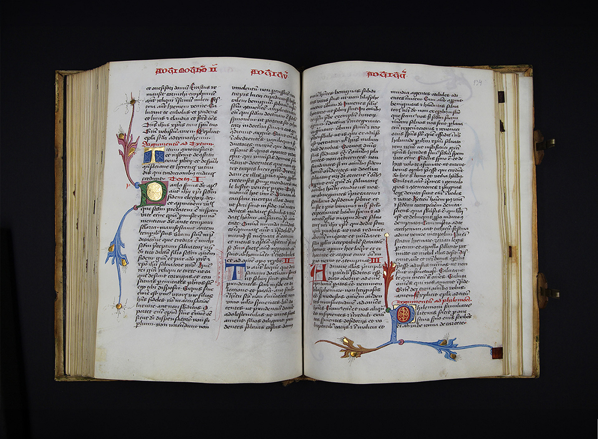 Neues Testament mit Prologen, aufwändiges Originalwerk mit Goldakzenten aufgeschlagen vor schwarzem Grund. Uni Graz/Restaurierung 