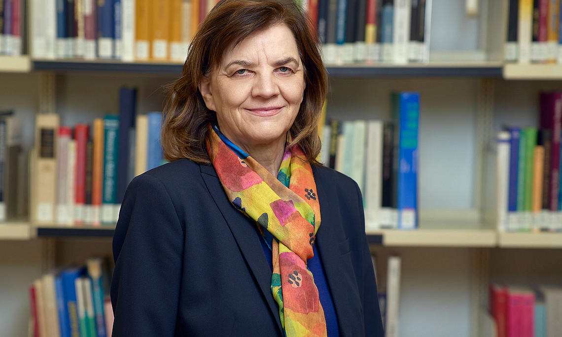Ökolinguistin Hermine Penz vor einem Bücherregal