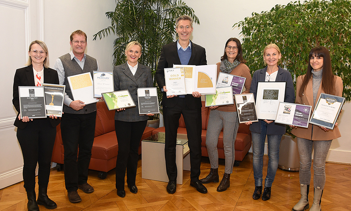  Preisgekröntes Alumni-Magazin der Uni Graz (v. l.): Carmen Teubenbacher (alumni UNI graz), Ralph Zettl (Vorstandsvorsitzender von alumni UNI graz), Alumni-Geschäftsführerin Beatrice Weinelt, Vizerektor Markus Fallenböck, Eva Schlegl (Chefredakteurin), Eva-Maria Kubin (CEO von COPE) und Katharina Tieber (Projektmanagerin COPE) Foto: Uni Graz/Schweiger