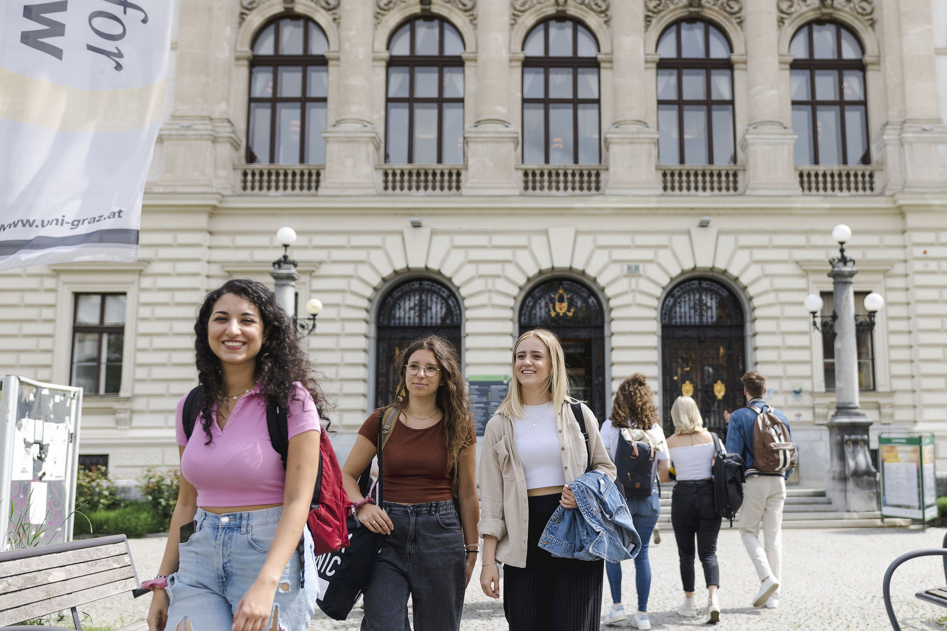 Studierende vor der Universität Graz ©Uni Graz/Kanizaj