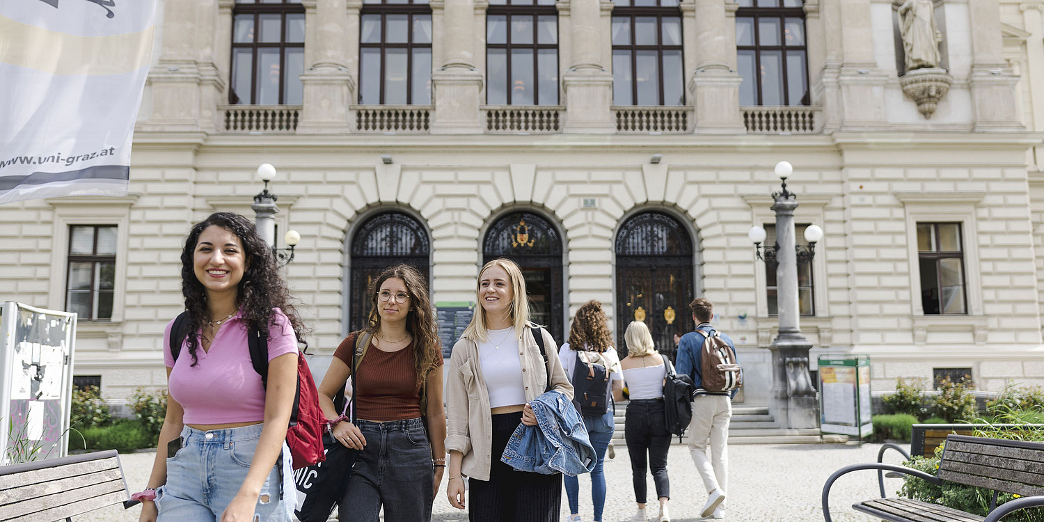 Studierende vor dem Hauptgebäude der Uni Graz
