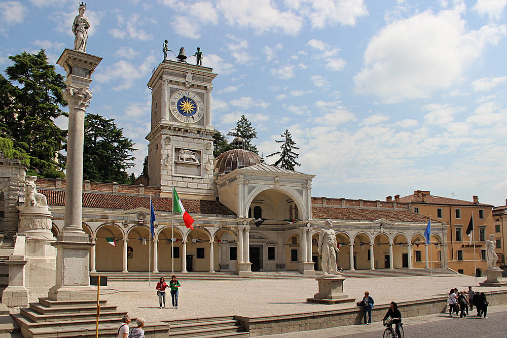 Udine ©Creando, CC BY-SA 3.0 <https://creativecommons.org/licenses/by-sa/3.0>, via Wikimedia Commons