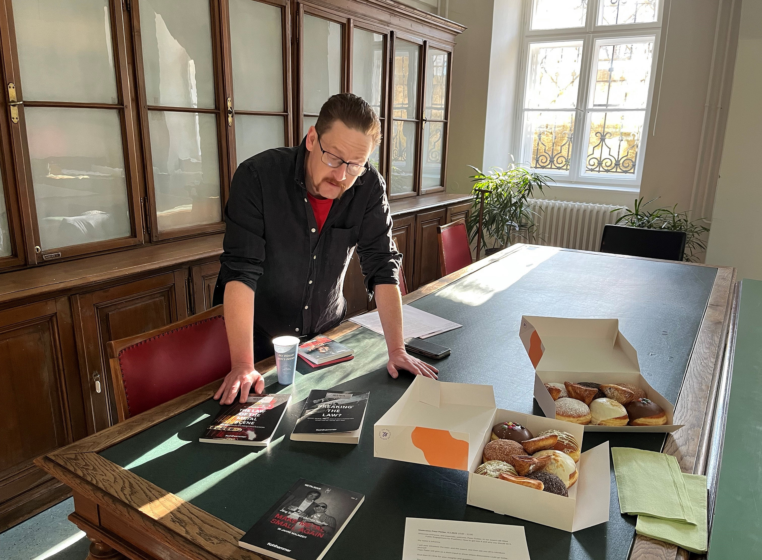 Peter Pichler im Universitätsarchiv (Foto: Stadlbauer) 