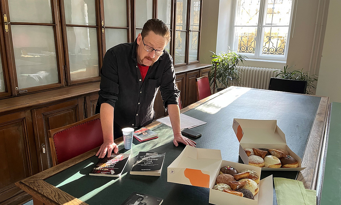 Peter Pichler im Universitätsarchiv (Foto: Stadlbauer)