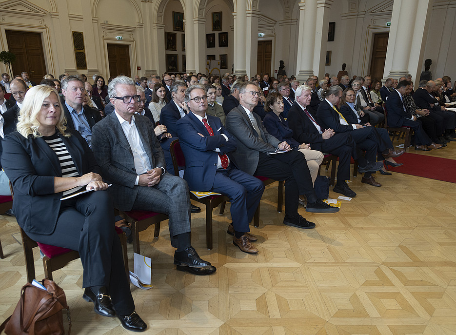 Viele Menschen sitzen in einem großen Saal ©Fotostudio Gasser