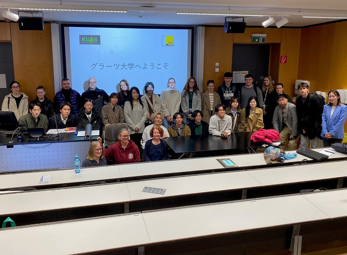 Dr. Hirt mit Studierenden der Uni Graz und einer Studierendengruppe der KUAS Kyoto University in einem Hörsaal der Uni Graz ©Uni Graz/C. Hirt