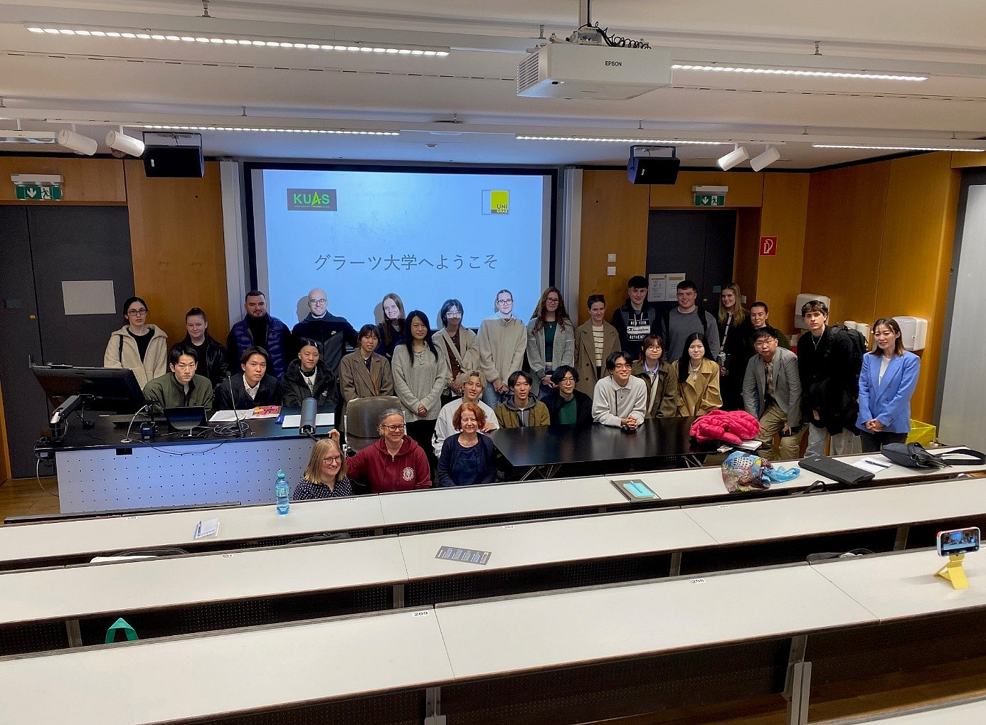 Dr. Hirt mit Studierenden der Uni Graz und einer Studierendengruppe der KUAS Kyoto University in einem Hörsaal der Uni Graz ©Uni Graz/C. Hirt