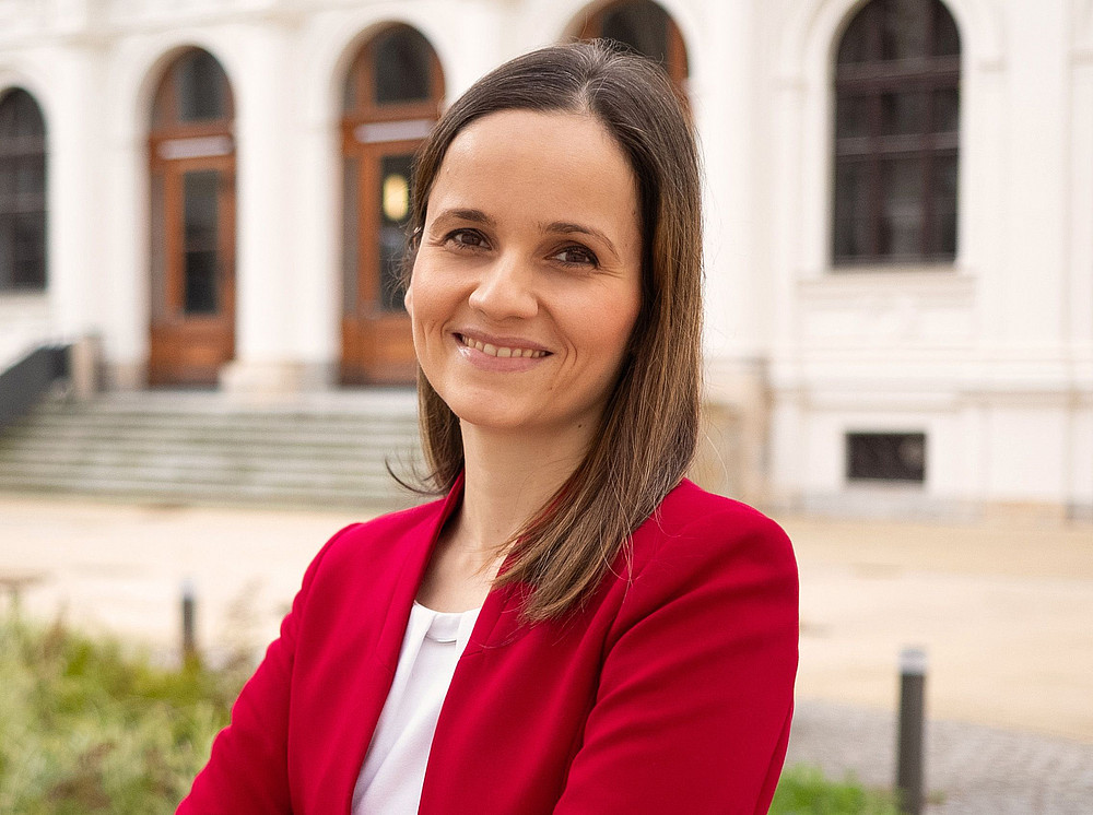 Hristina Veljanova, Institut für Rechtswissenschaftliche Grundlagen REWI Universität Graz ©Uni Graz/Radlinger Foto von Hristina Veljanova im Innenhof des Hauptgebäudes ©Uni Graz/Radlinger