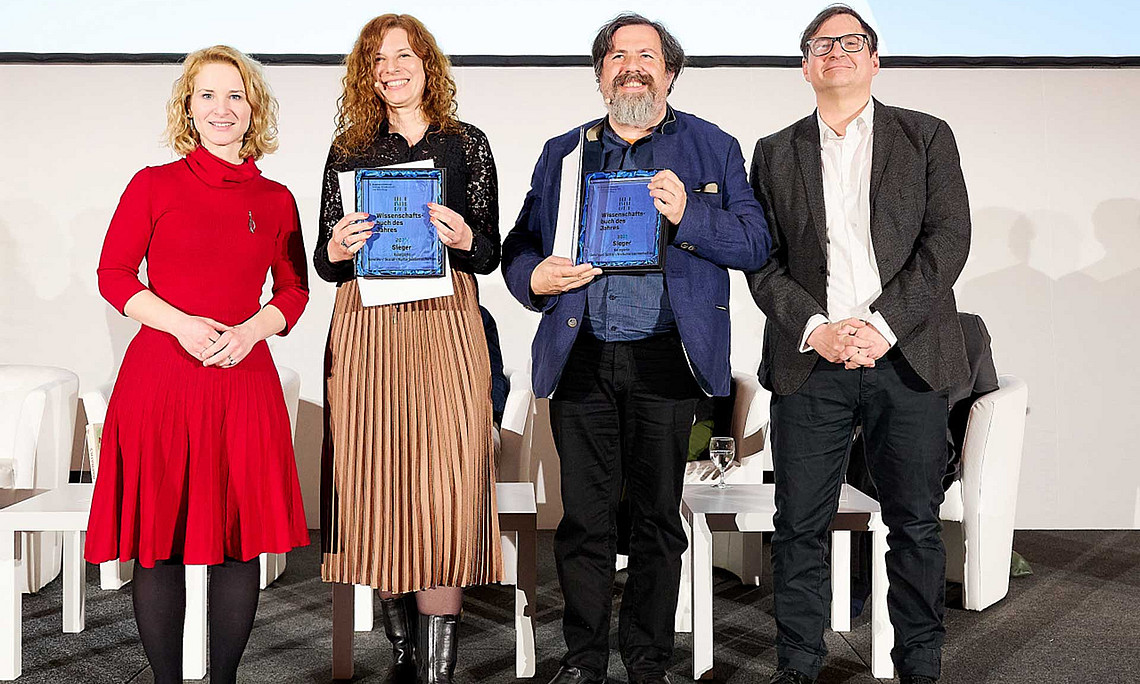  Ministerin Holzleitner mit den ausgezeichneten Autor:innen Nicole Bauer und Carlos Watzka sowie Max Freudenschuß, Geschäftsführer Buchkultur 