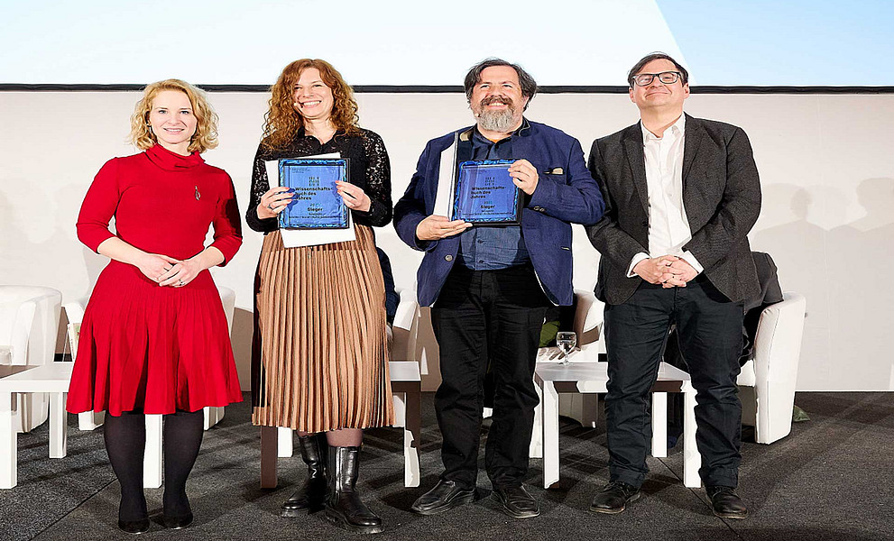 Ministerin Holzleitner mit den ausgezeichneten Autor:innen Nicole Bauer und Carlos Watzka sowie Max Freudenschuß, Geschäftsführer Buchkultur 