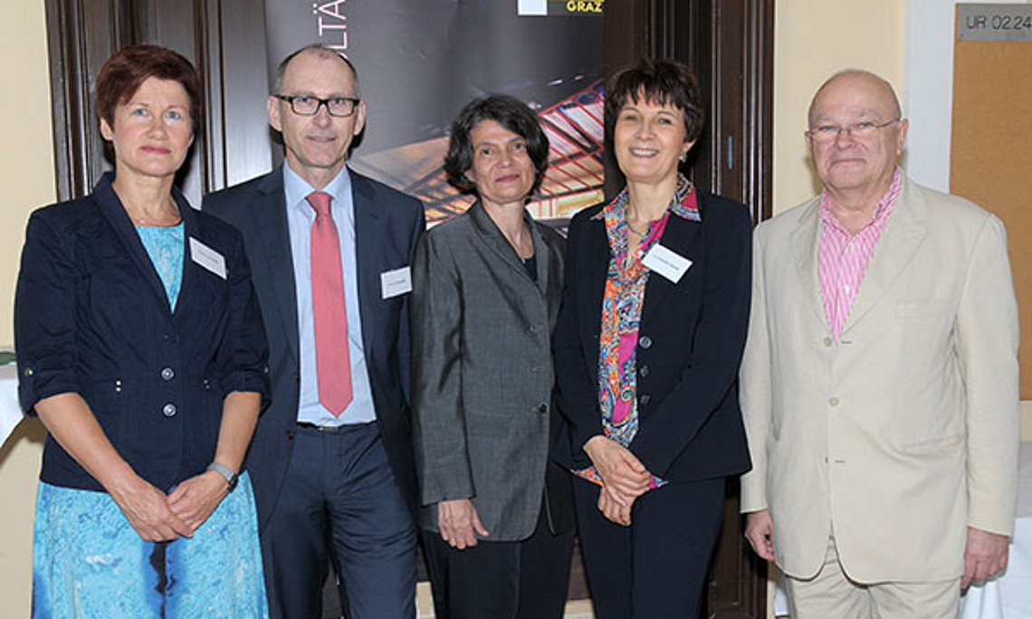 Waltraud Petek, Leiterin der Abteilung Anlagenbezogener Umweltschutz im Umweltministerium, die InitiatorInnen des Umweltrechtsforums Gerhard Schnedl, Marlies Meyer und Eva Schulev-Steindl mit Dekan Joseph Marko (v.l.). Fotos: Uni Graz/Pichler