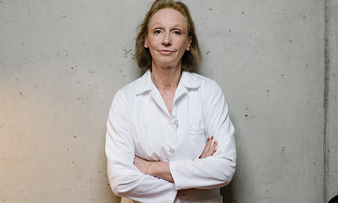 Dagmar Zweytick steht mit ihrer Forschung keineswegs mit dem Rücken zur Wand: Sie hat einen vielversprechenden Wirkstoff gegen Krebs gefunden. Foto: Uni Graz/Kernasenko