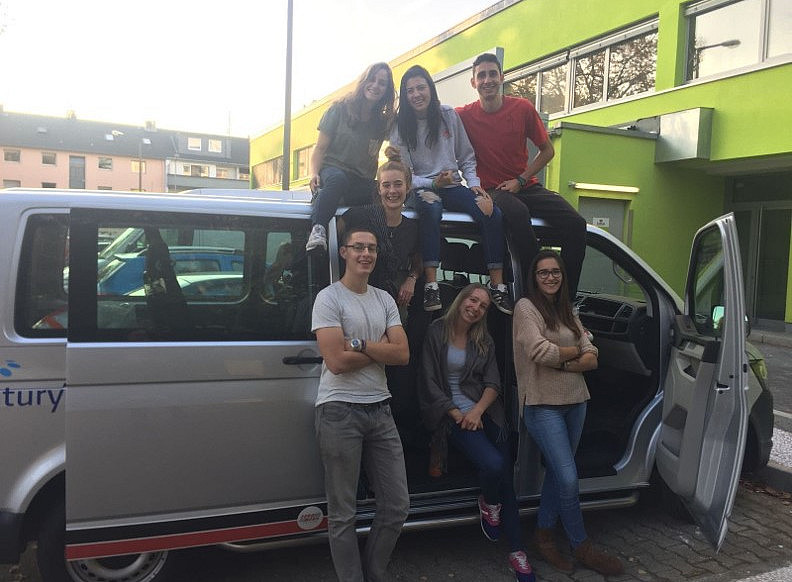 Gruppe vor Auto 
