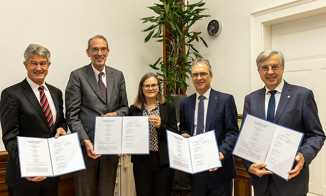 Hoben das Cori-Institut aus der Taufe: Harald Kainz (TU Graz), Heinz Faßmann und Ulrike Diebold (Präsident und Vizepräsidentin der ÖAW), Peter Riedler (Uni Graz) und Hellmut Samonigg (Med Uni Graz); Foto: Jimmy Lunghammer