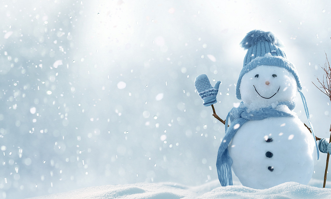 Schneemann im Schnee, der winkt