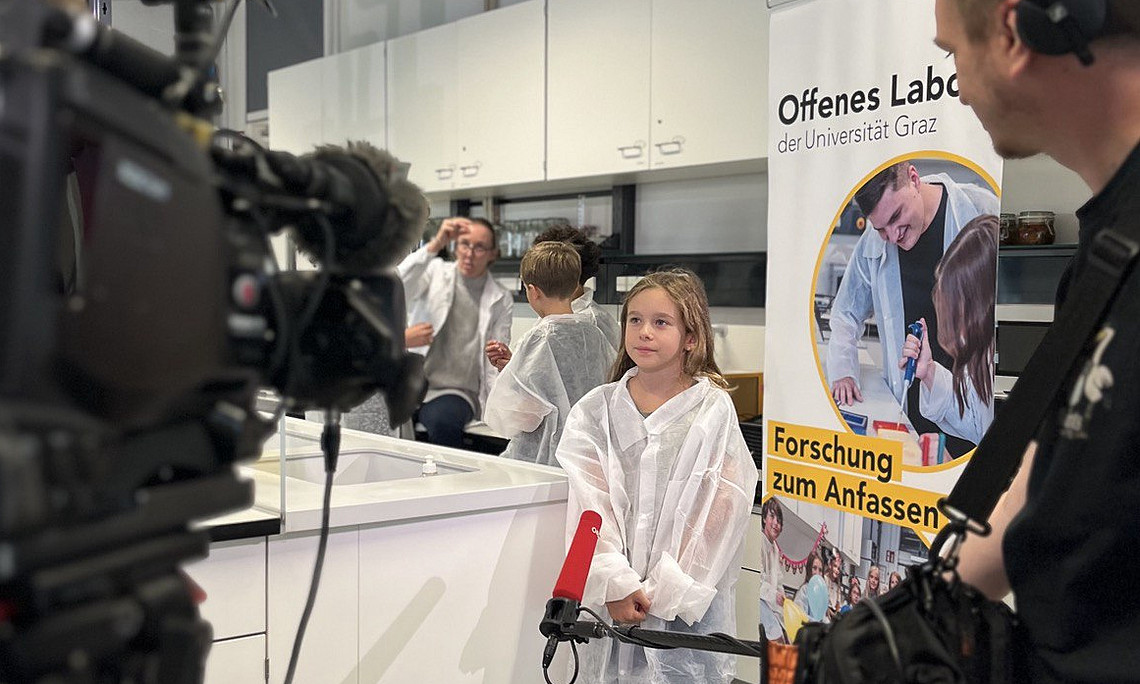 ein Mädcehen im ORF Interview