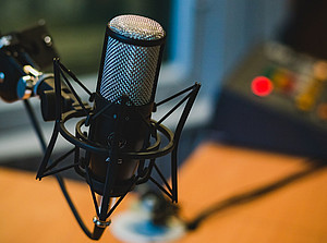 ein professionelles Mikrofon in einem Studio symbolisieren Podcasts und Audioaufnahmen in der Lehre. ©Pixabay Lizenz/StockSnap