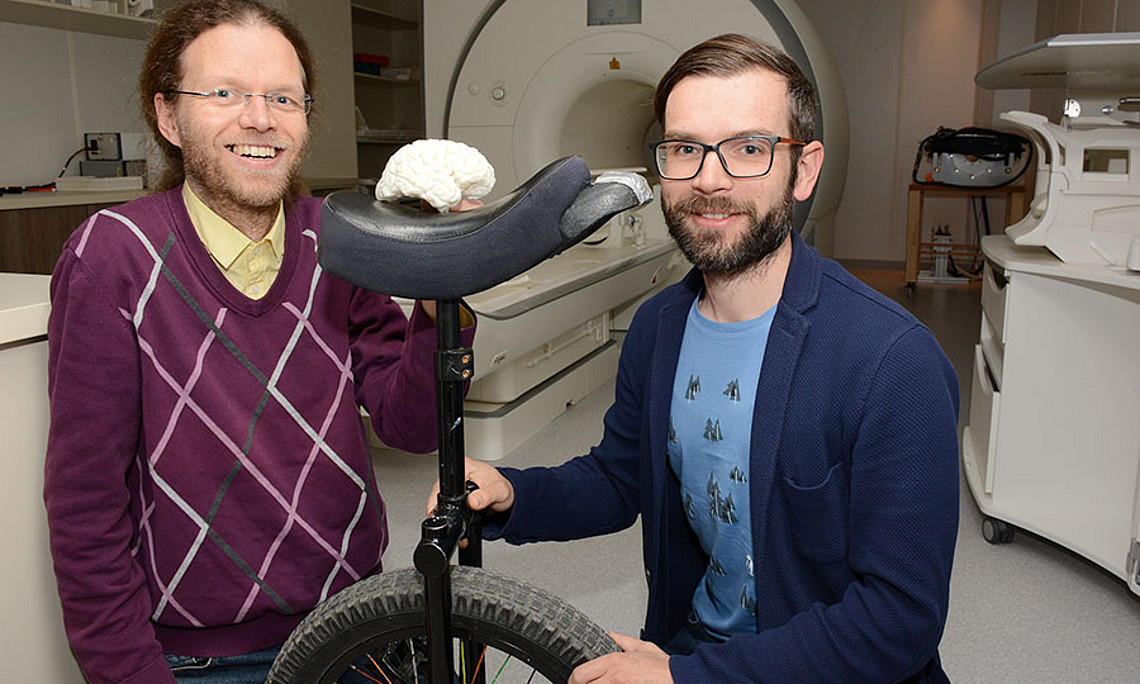 Bernhard Weber und Karl Koschutnig (v.l.) untersuchten, was beim Erlernen von Einradfahren im Gehirn passiert. Foto: Uni Graz/Pichler