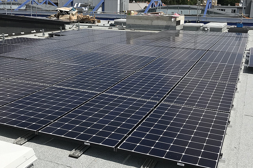 Auf 630 Quadratmeter Fläche liefert die Photovoltaik-Anlage am Dach der UB Graz etwa 15.000 Kilowattstunden pro Monat. Die Energie wird in das Universitätsnetz gespeist. Foto: Uni Graz/Pertl
