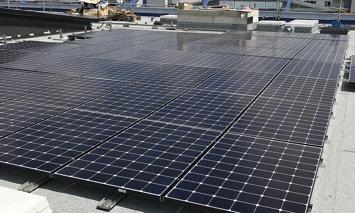 Auf 630 Quadratmeter Fläche liefert die Photovoltaik-Anlage am Dach der UB Graz etwa 15.000 Kilowattstunden pro Monat. Die Energie wird in das Universitätsnetz gespeist. Foto: Uni Graz/Pertl