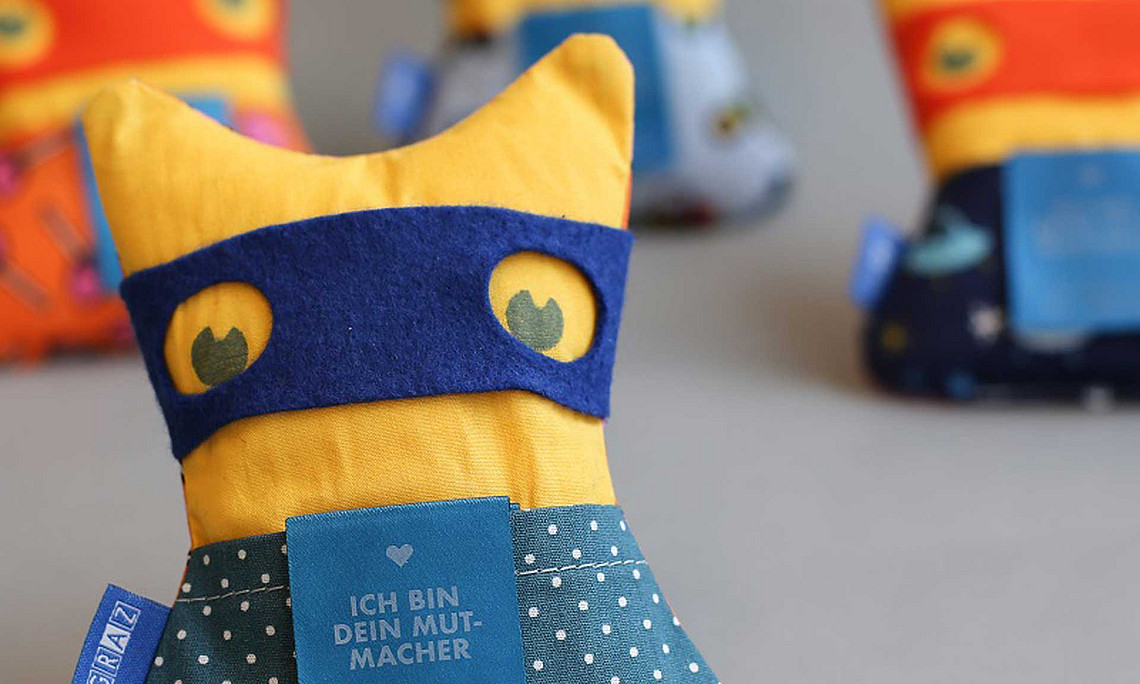 Kuschelige Wesen, so genannte Mutmacher:innen, sensibilisieren seit 2020 Grazer:innen für den Kinderschutz. Foto: Stadt Graz