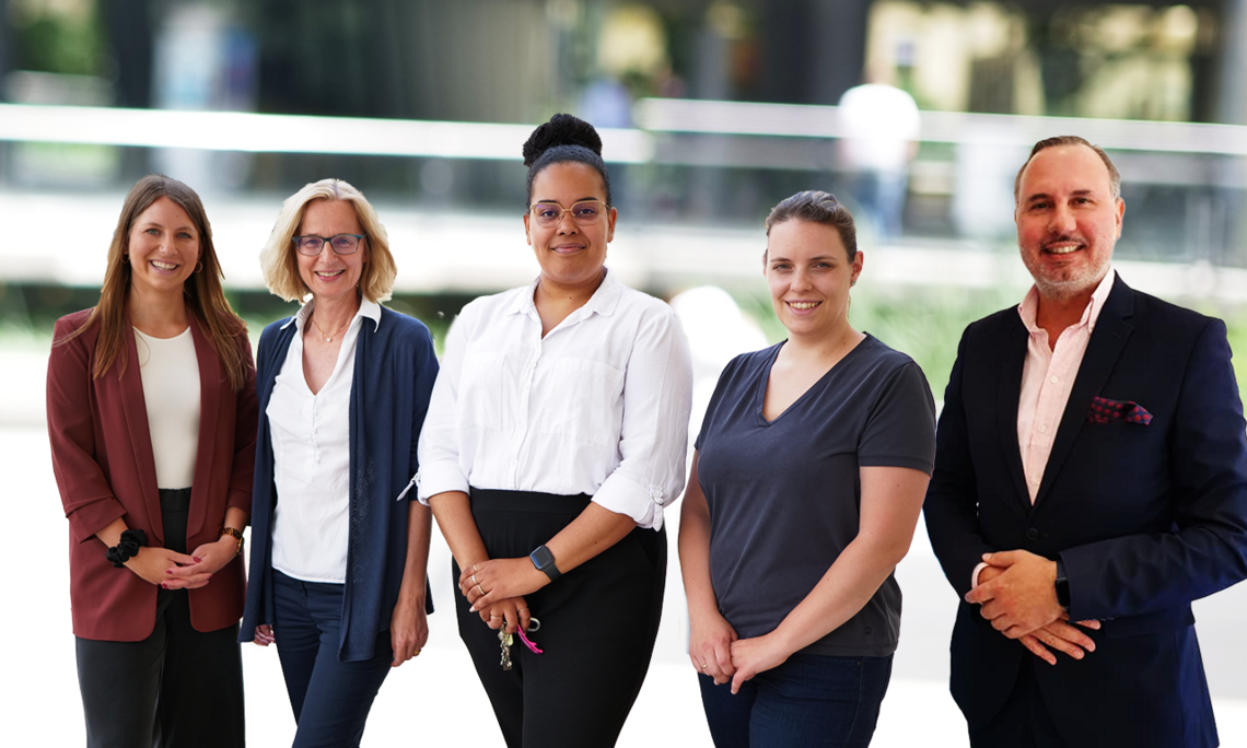 Nina Kaiser, Renate Pirstner-Ebner, Larissa Houston, Miriam Hofer und Oliver Ruppel vor der REWI Gebäude
