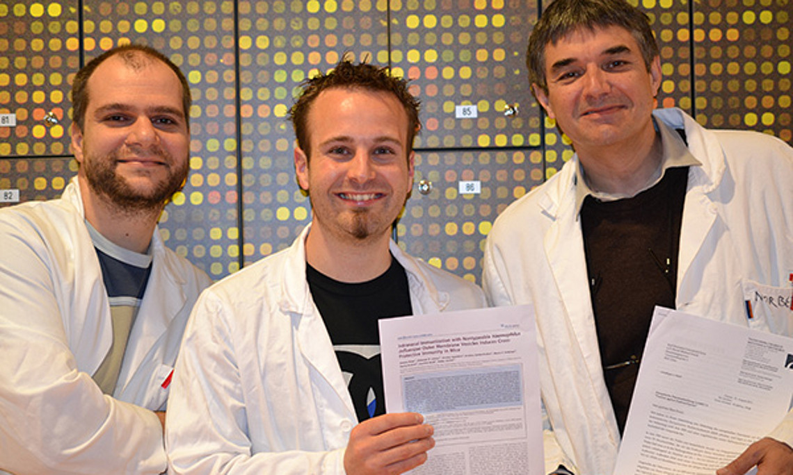 Stefan Schild, Sandro Roier und Joachim Reidl entschlüsselten die Entstehung von sogenannten Außenmembranvesikeln.