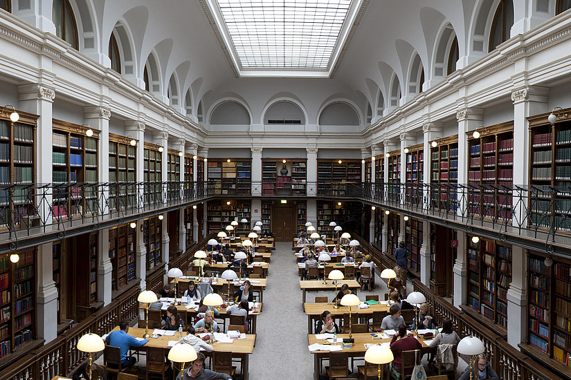 Im Verbund stärker: Personen anderer steirischer Universitäten können ab sofort mit ihren Studierenden- und Bedienstetenkarten an der UB Graz Bücher leihen. Eine Registrierung genügt. Foto: Uni Graz