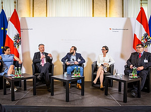 Barbara Stelzl-Marx und 4 weitere DiskutantInnen bei einem Symposium des Innenministeriums ©BMI/Gerd Pachauer