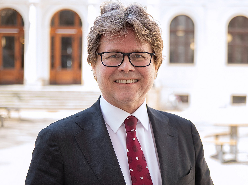 Portraitfoto von Martin Polaschek im Innenhof des Hauptgebäudes ©Uni Graz/Radlinger