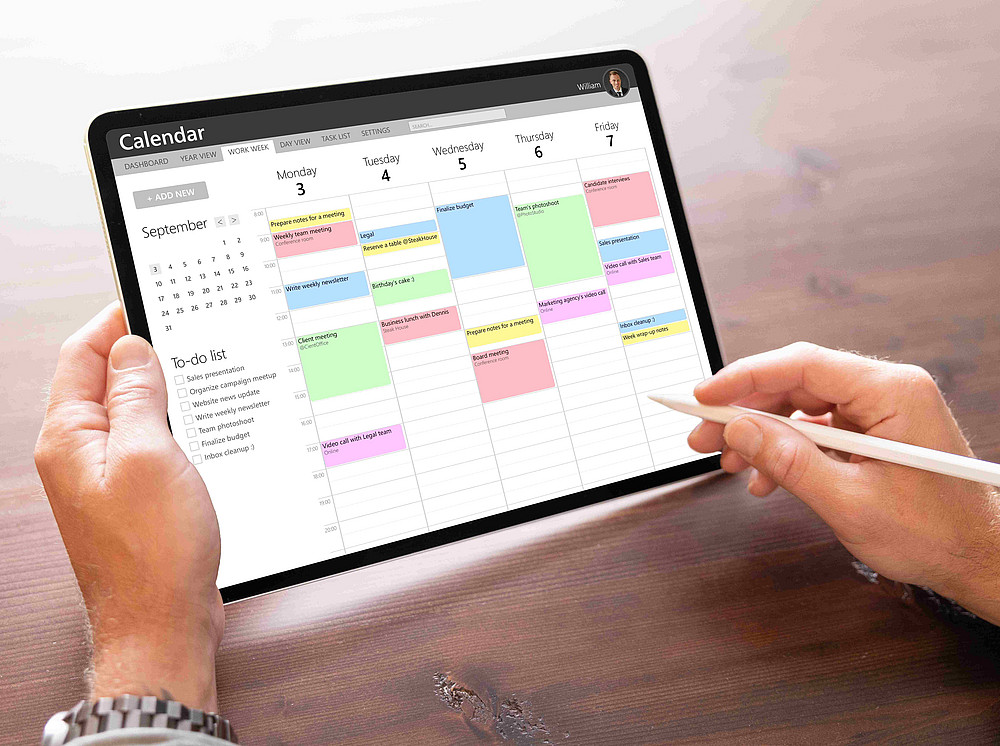 Prüfungseinteilung der digitalen Prüfungen an der SOWI-Fakultät, Ein Mann hält ein Tablet auf dem ein Kalender mit Termineinträgen angezeigt wird. ©Kaspars Grinvalds - stock.adobe.com