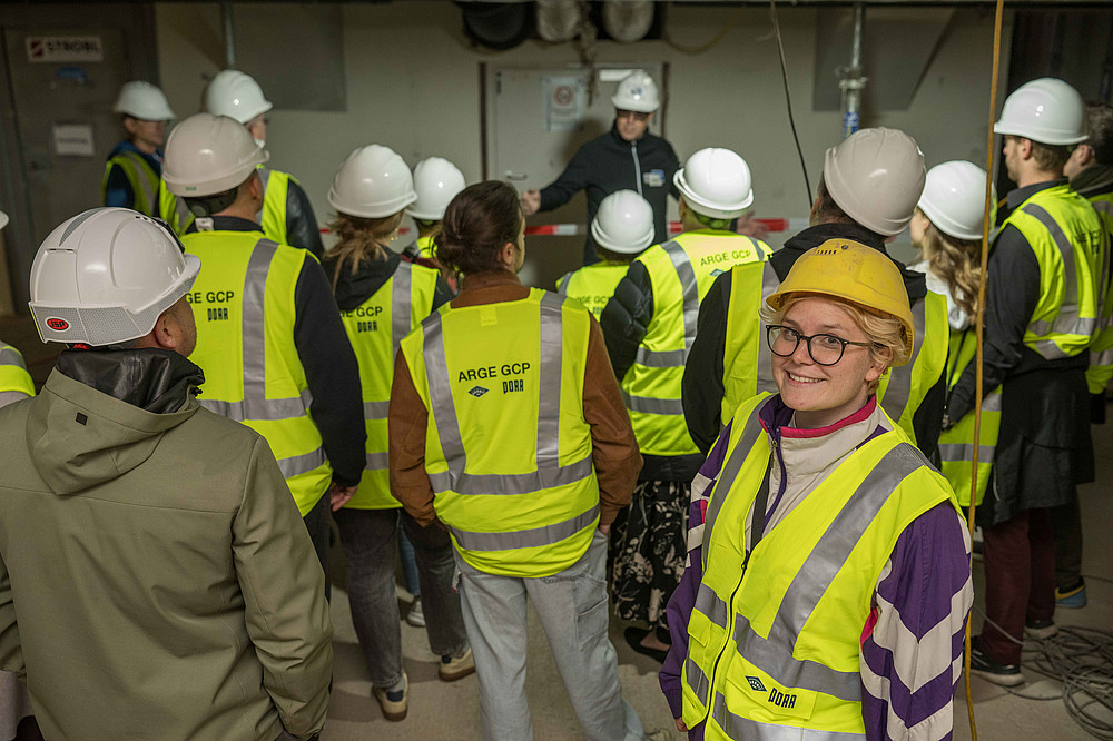 Personen mit Helm und Sicherheitsweste symbolisieren eine Führung auf der Baustelle ©Uni Graz/Jürgen Fuchs