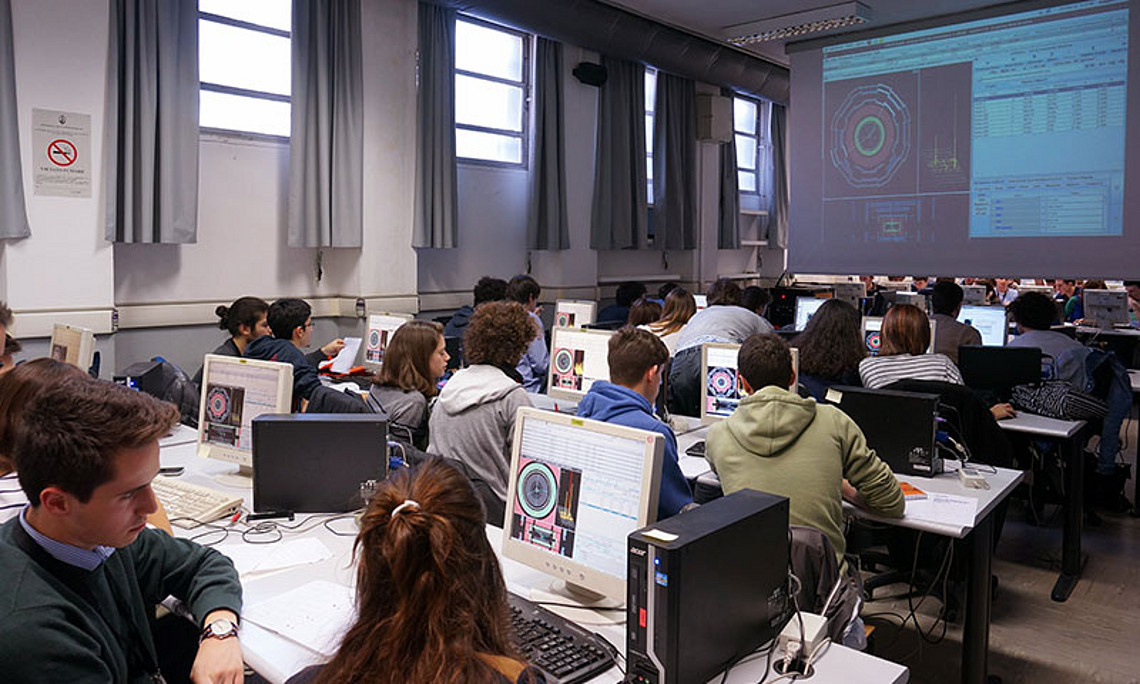 Bei den International Masterclasses können sich OberstufenschülerInnen als TeilchenphysikerInnen probieren - hier im Jahr 2015 in Mailand. Foto: http://www.physicsmasterclasses.org
