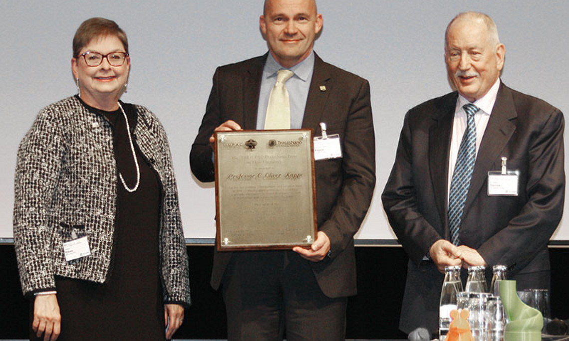 Carolyn Ribes von der IUPAC und Ferenc Darvas, Vorsitzender der ThalesNano and Flow Chemistry Society (r.), überreichten C. Oliver Kappe in Karlsruhe den IUPAC-ThalesNano Prize for Flow Chemistry. Foto: IUPAC