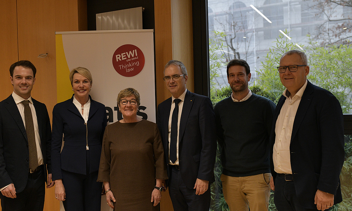 Botschafterin Nina Vaskunlahti und Rektor Dr. Peter Riedler mit Mitgliedern der REWI Fakultät
