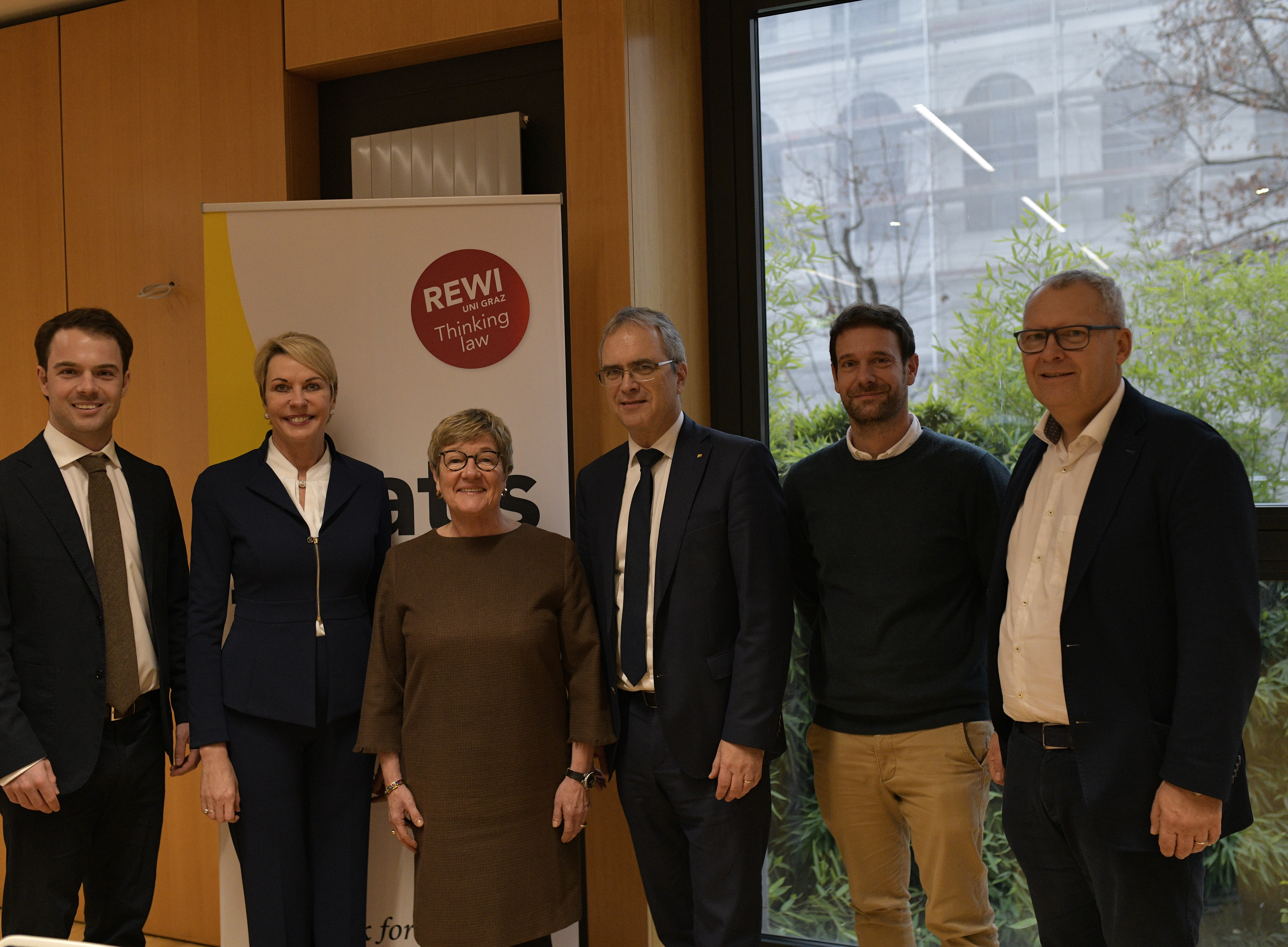 Botschafterin Nina Vaskunlahti und Rektor Dr. Peter Riedler mit Mitgliedern der REWI Fakultät ©Uni Graz/Schweiger