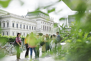 Studierende stehen vor dem Hauptgebäude der Universität Graz ©Uni Graz/Kanizaj 