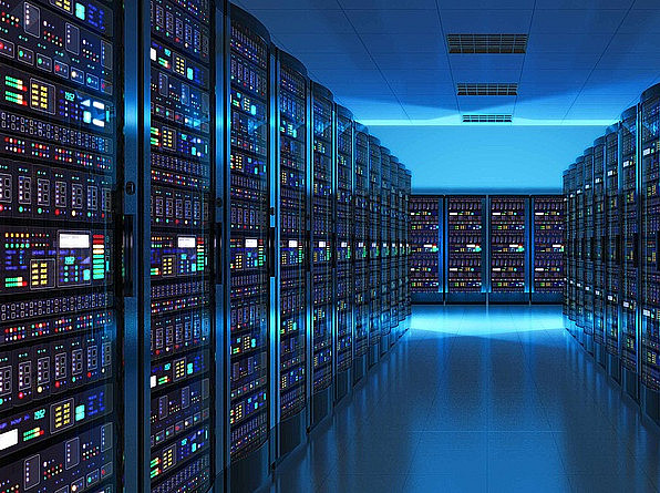Symbolbild: Supercomputer stehen in einem dunklen Raum ©Urheberrecht