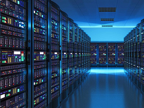 Supercomputer in einen großen dunklen, blau ausgelichteten Raum. ©Urheberrecht