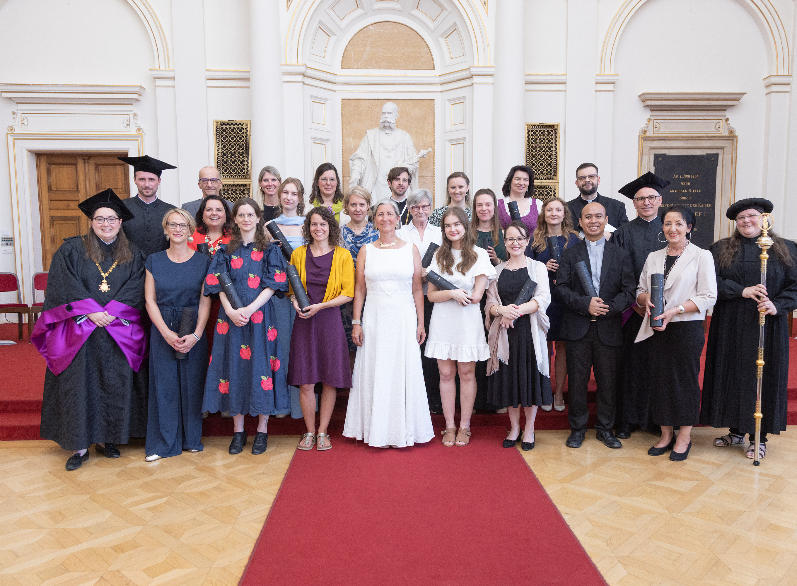 Gruppenbild Sponsion Theologie 7/26 Foto Gasser 