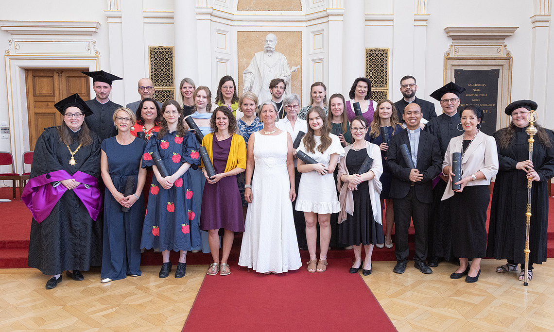 Gruppenbild Sponsion Theologie 7/26 Foto Gasser
