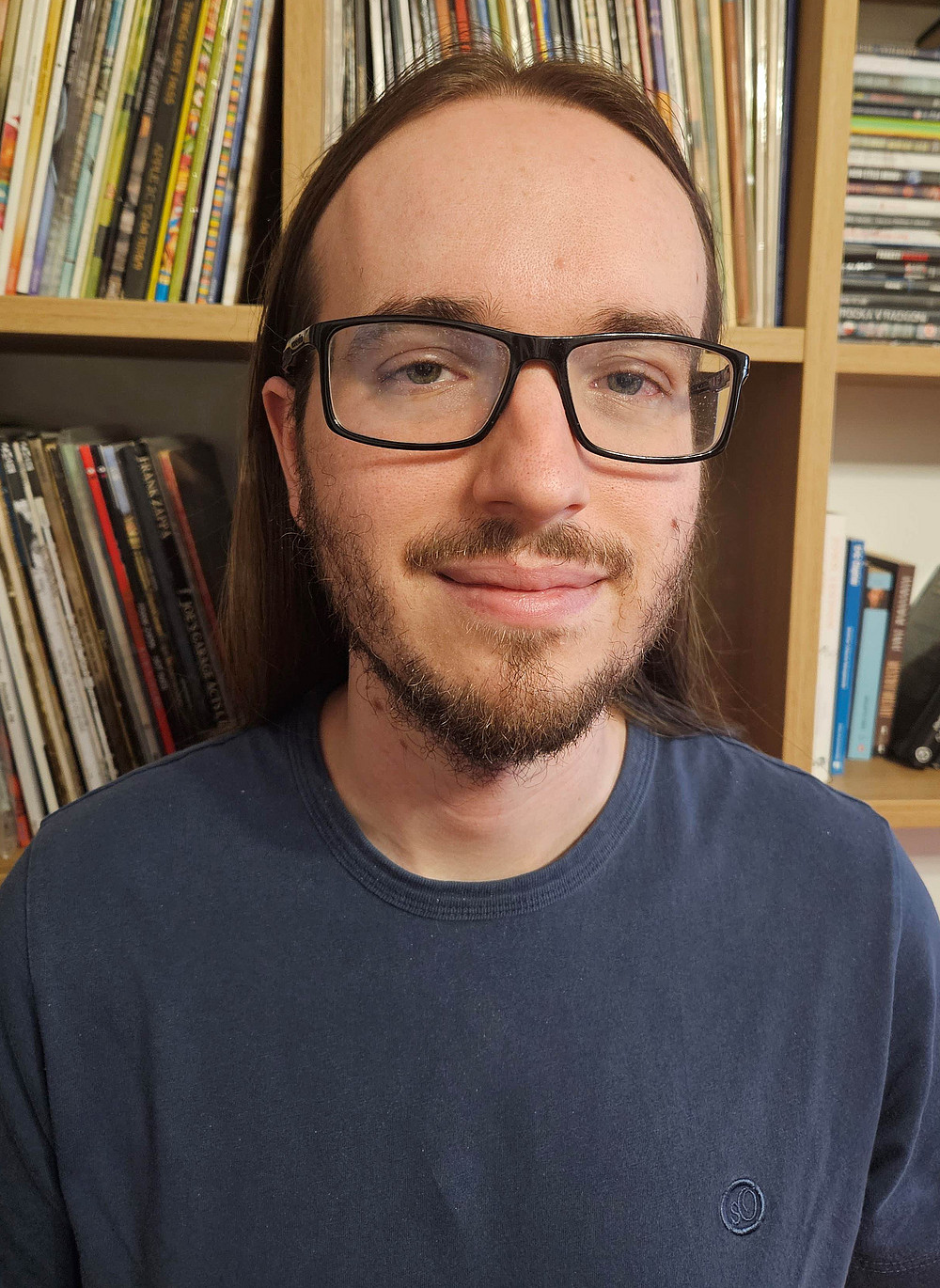 Man in front of bookshelf ©Jonatan Horvat