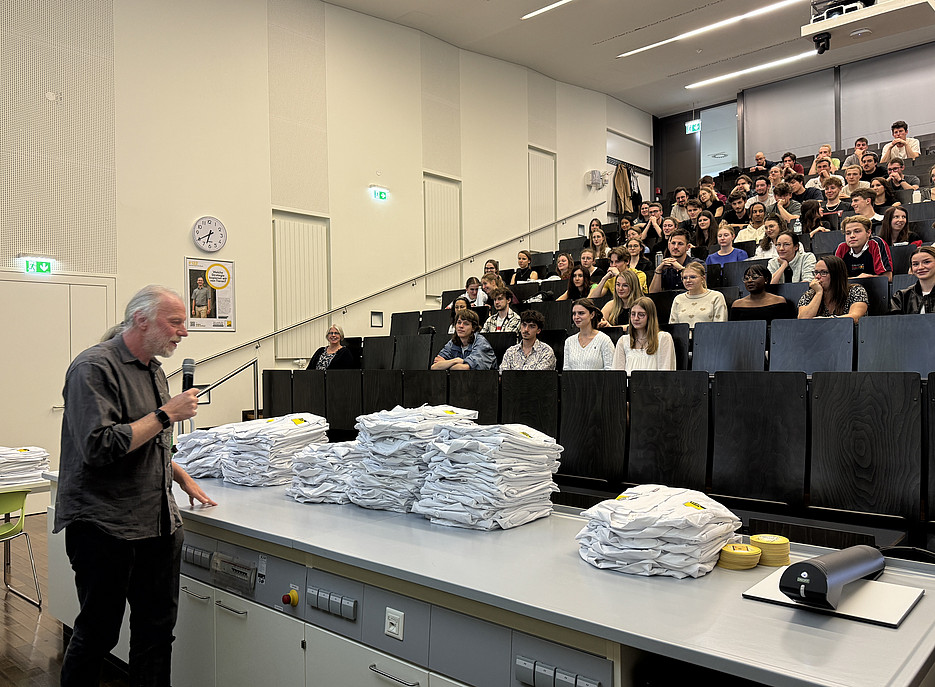Insitutsleiter Jörg Feldmann bei der Ansprache 