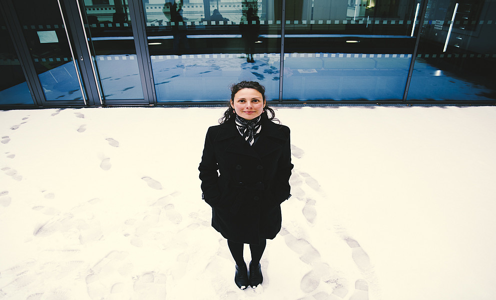 Viktoria Müller im Chemie-Gebäude der Uni Graz