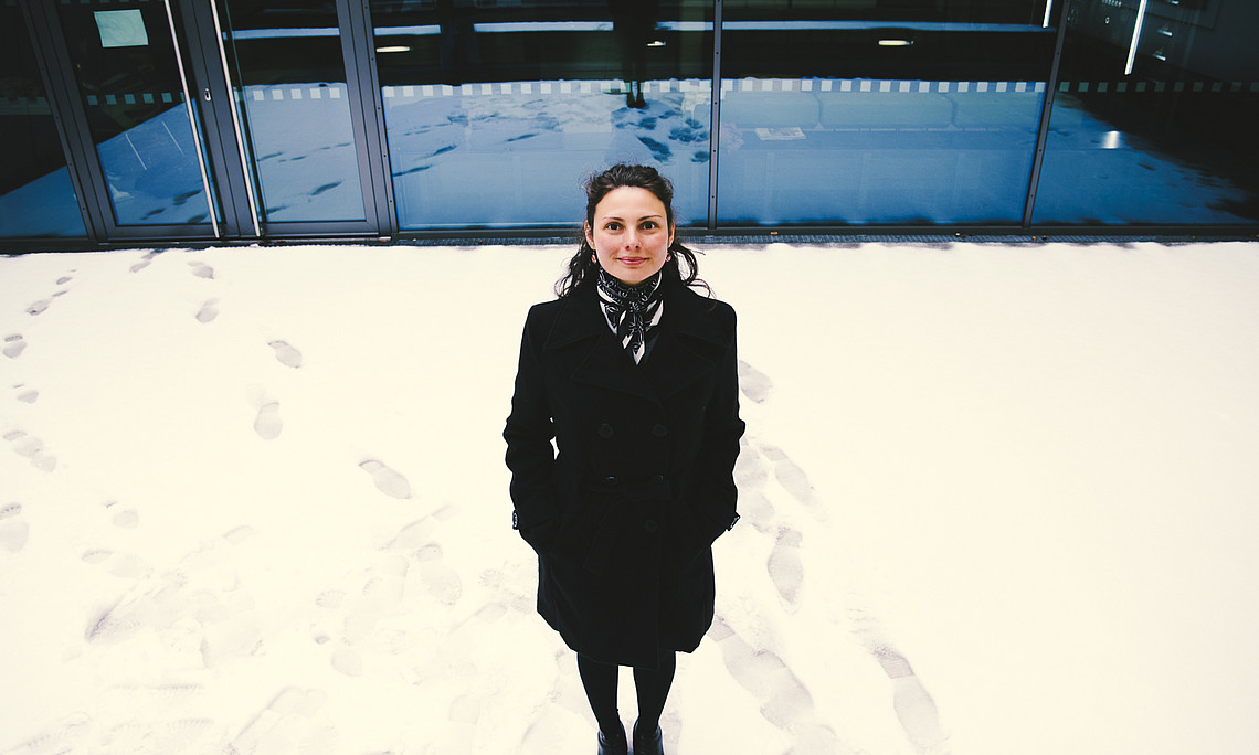 Viktoria Müller im Chemie-Gebäude der Uni Graz
