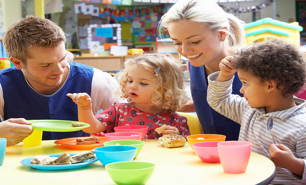 Elementarpädagog:innen mit Kindern