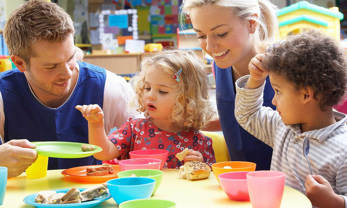 Elementarpädagog:innen mit Kindern